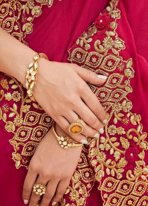 Цвета фуксии индийское сари из креп-жоржета и шёлка, украшенное вышивкой люрексом, скрученной шёлковой нитью со стразами, пайетками