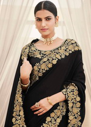 Чёрное индийское сари из креп-жоржета и шёлка, украшенное вышивкой люрексом, скрученной шёлковой нитью со стразами, пайетками