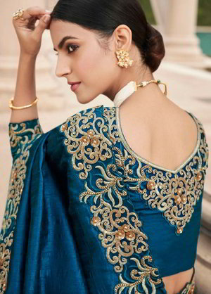 Синее индийское сари из креп-жоржета и шёлка, украшенное вышивкой люрексом, скрученной шёлковой нитью со стразами, пайетками