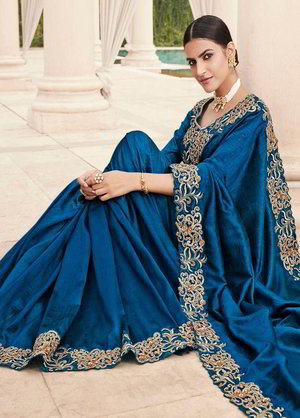 Синее индийское сари из креп-жоржета и шёлка, украшенное вышивкой люрексом, скрученной шёлковой нитью со стразами, пайетками
