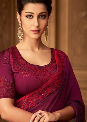 Бордовое шёлковое индийское сари, украшенное вышивкой шёлковыми нитями, вышивкой люрексом