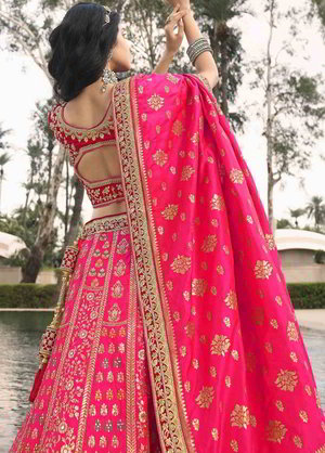 Цвета фуксии и красный шёлковый и жаккардовый индийский женский свадебный костюм лехенга (ленга) чоли, украшенный вышивкой люрексом со стразами, пайетками