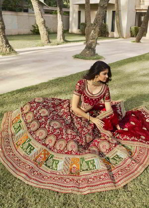 Бордовый индийский женский свадебный костюм лехенга (ленга) чоли из бархата, украшенный вышивкой люрексом, скрученной шёлковой нитью со стразами, пайетками, кружевами