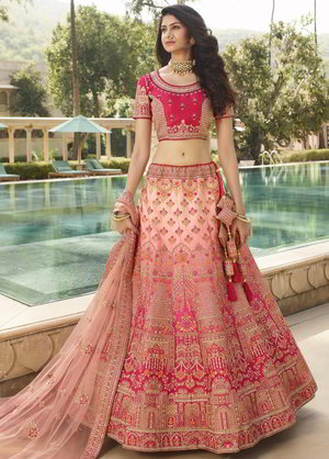 Персиковый, розовый и цвета фуксии шёлковый индийский женский свадебный костюм лехенга (ленга) чоли, украшенный вышивкой люрексом, скрученной шёлковой нитью со стразами, пайетками, кружевами