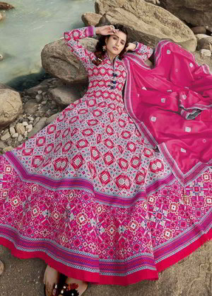 Розовое шёлковое длинное платье / анаркали / костюм, украшенное печатным рисунком