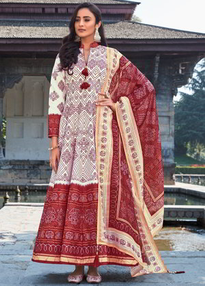 Молочное и бордовое шёлковое длинное платье / анаркали / костюм, украшенное печатным рисунком