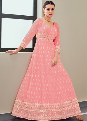 Розовое длинное платье / анаркали / костюм из креп-жоржета, украшенное вышивкой люрексом, скрученной шёлковой нитью