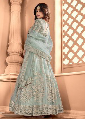 Светло-голубое длинное платье / анаркали / костюм из фатина, украшенное вышивкой люрексом с пайетками