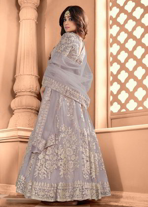 Лавандовое длинное платье / анаркали / костюм из фатина, украшенное вышивкой люрексом с пайетками