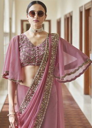 Розовое индийское сари из креп-жоржета, украшенное скрученной шёлковой нитью с пайетками