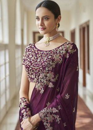 Фиолетовое индийское сари из крепа, украшенное скрученной шёлковой нитью с пайетками
