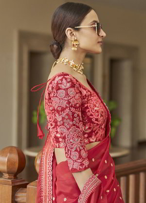 Красное индийское сари из органзы, украшенное скрученной шёлковой нитью с пайетками