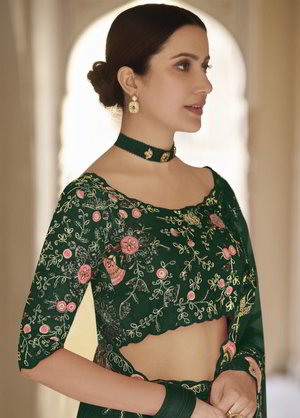 Зелёное индийское сари из органзы и фатина, украшенное вышивкой люрексом, скрученной шёлковой нитью