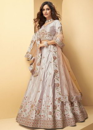 Лавандовый шёлковый индийский женский свадебный костюм лехенга (ленга) чоли, украшенный вышивкой люрексом со стразами, пайетками