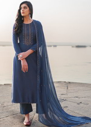Синее индийское платье / костюм, с длинными рукавами, украшенное вышивкой с шёлком и люрексом и стразами