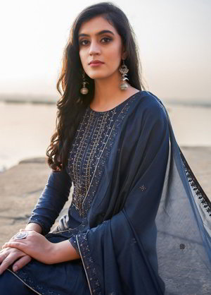 Синее индийское платье / костюм, с длинными рукавами, украшенное вышивкой с шёлком и люрексом и стразами