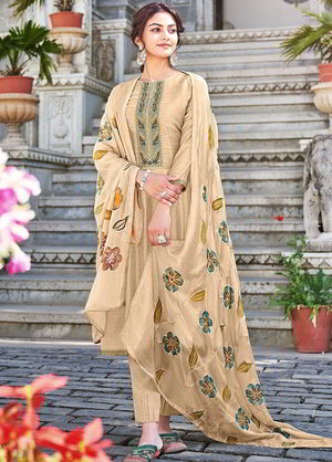 Бежевое индийское платье / костюм, с рукавами три четверти, украшенное вышивкой с люрексом