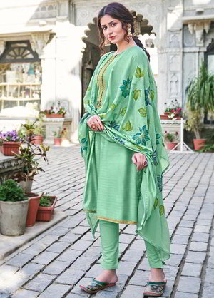 Индийское платье / костюм, украшенное вышивкой с люрексом