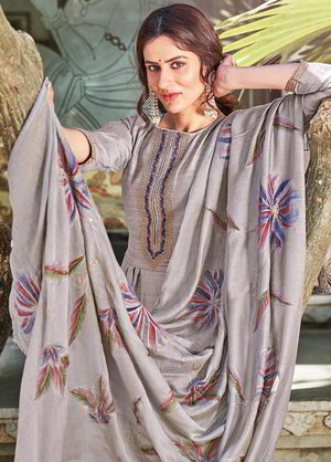 Серое индийское платье / костюм, с рукавами ниже локтя, украшенное вышивкой с люрексом