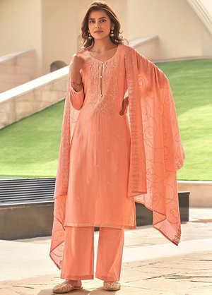 Оранжевое платье / костюм, украшенное вышивкой люрексом со стразами, пайетками