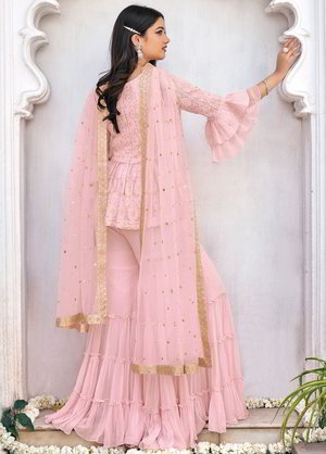 Розовое платье / костюм из креп-жоржета и вискозы, украшенное цветочной вышивкой, вышивкой люрексом, скрученной шёлковой нитью со стразами