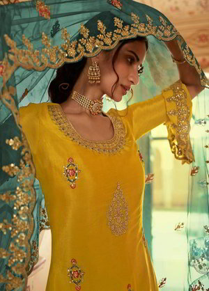 Жёлтый индийский женский свадебный костюм лехенга (ленга) чоли, украшенный вышивкой люрексом с пайетками