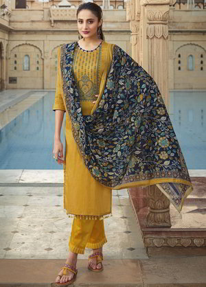 Женский национальный индийский костюм цвета охры, украшенный вышивкой