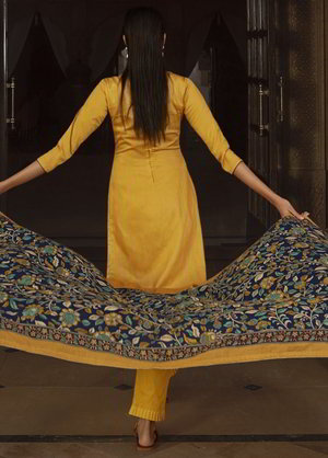 Женский национальный индийский костюм цвета охры, украшенный вышивкой