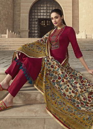 Женский национальный индийский костюм цвета бордо, украшенный вышивкой