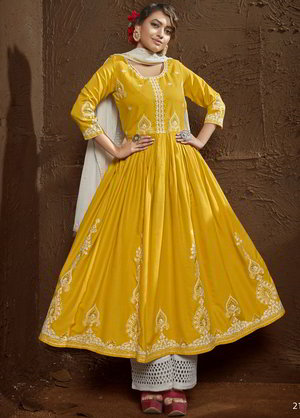 Жёлтое платье / костюм, украшенное вышивкой