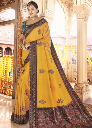 Жёлтое индийское сари из парчи и шёлка, украшенное вышивкой люрексом