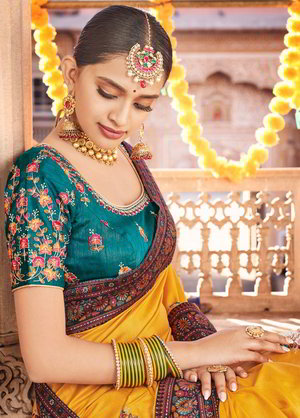 Жёлтое индийское сари из парчи и шёлка, украшенное вышивкой люрексом