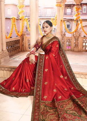 Красное парчёвое и шёлковое индийское сари, украшенное вышивкой люрексом