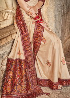 Бежевое парчёвое и шёлковое индийское сари, украшенное вышивкой люрексом