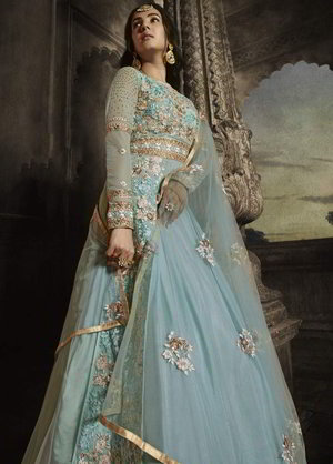 Голубое длинное платье в пол, украшенное вышивкой с люрексом