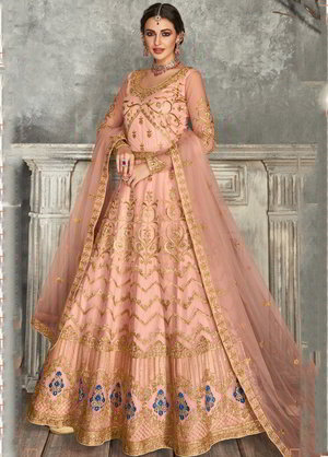 Персиковое длинное платье / анаркали / костюм из атласа, шёлка и фатина, украшенное вышивкой