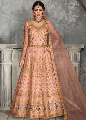 Персиковое длинное платье / анаркали / костюм из атласа, шёлка и фатина, украшенное вышивкой