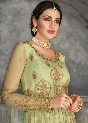 Зелёное длинное платье / анаркали / костюм из атласа, шёлка и фатина, украшенное вышивкой