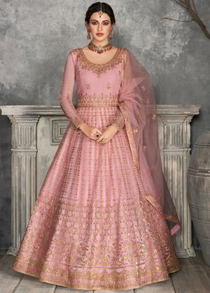 Розовое длинное платье / анаркали / костюм из атласа, шёлка и фатина, украшенное вышивкой