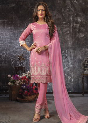 Розовое шёлковое платье / костюм, украшенное вышивкой