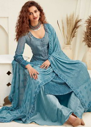 Синее платье / костюм из шифона, украшенное печатным рисунком, вышивкой