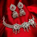 *Серебристое и зелёное индийское украшение на шею со стразами