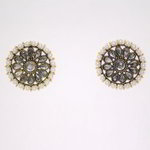 *Молочные и золотые индийские серьги со стразами