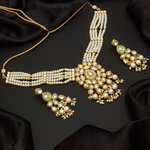 *Молочное и золотое индийское украшение на шею со стразами, перламутровыми бусинками