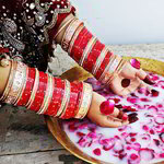 *Бордовый, золотой и красный индийский браслет со стразами