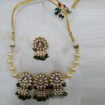 *Зелёное и золотое латунное индийское украшение на шею с искусственными камнями