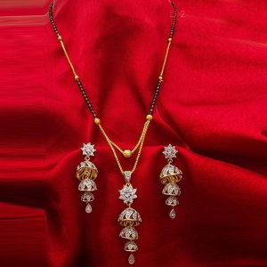 Молочное и золотое индийское свадебное украшение (мангалсутра) со стразами