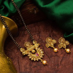 Позолоченная мангалсутра и серьги