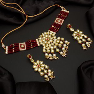 Молочное и золотое индийское украшение на шею со стразами, перламутровыми бусинками