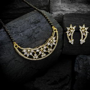 Молочное и золотое индийское свадебное украшение (мангалсутра) со стразами